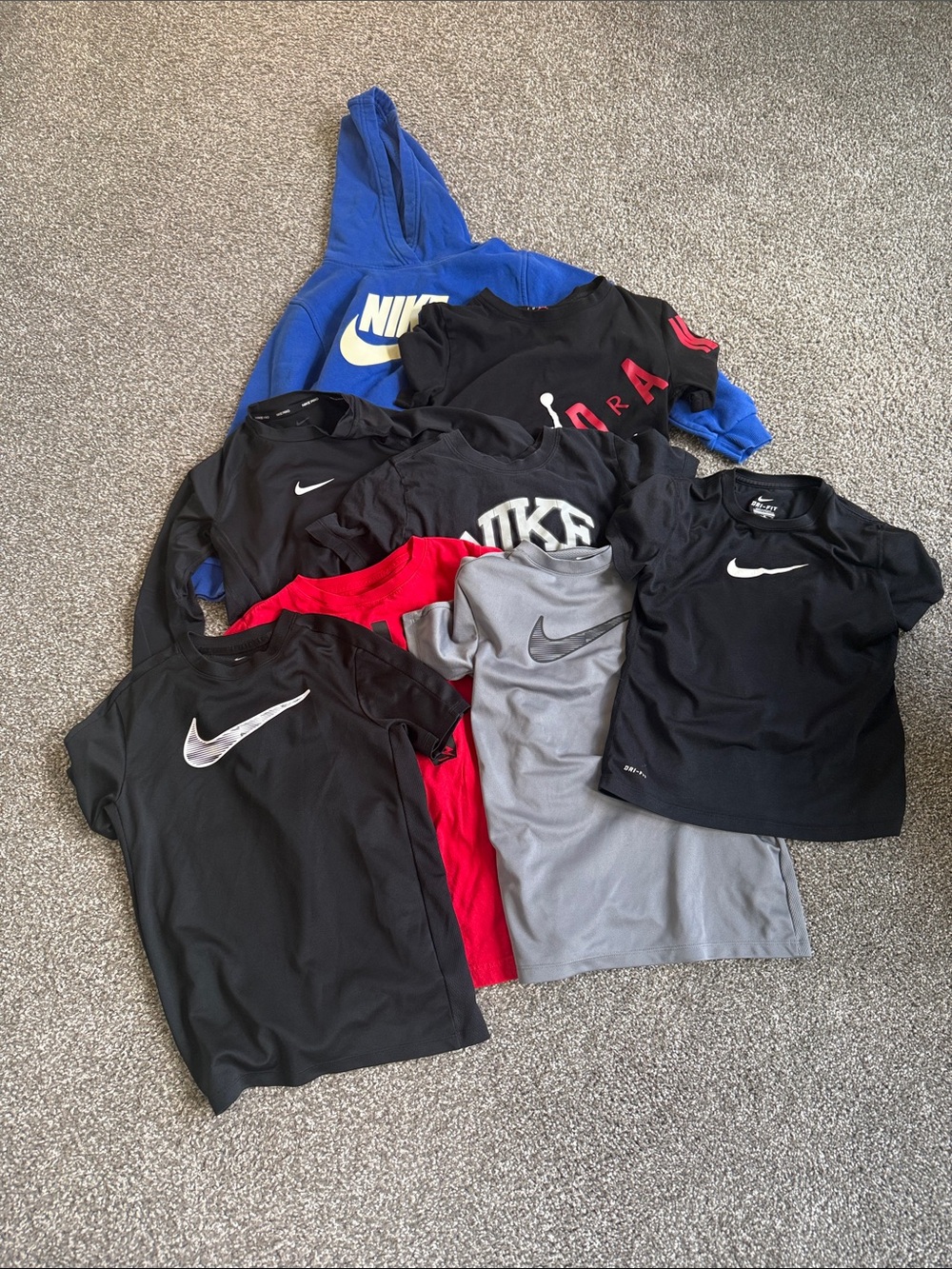 Lot of Nike/Jordan boys tops. 1 Hoodie, 6 tees and 1 long sleeved. Size medium